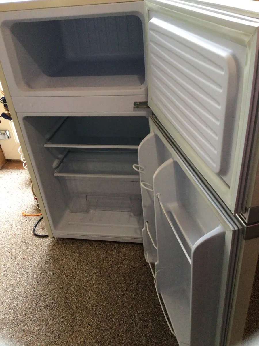 Fridge freezer undercounter - Image 2
