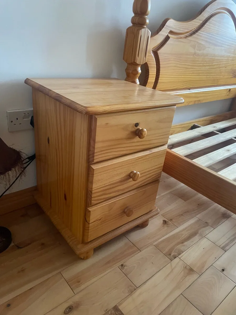 a double bed with two lockers - Image 2