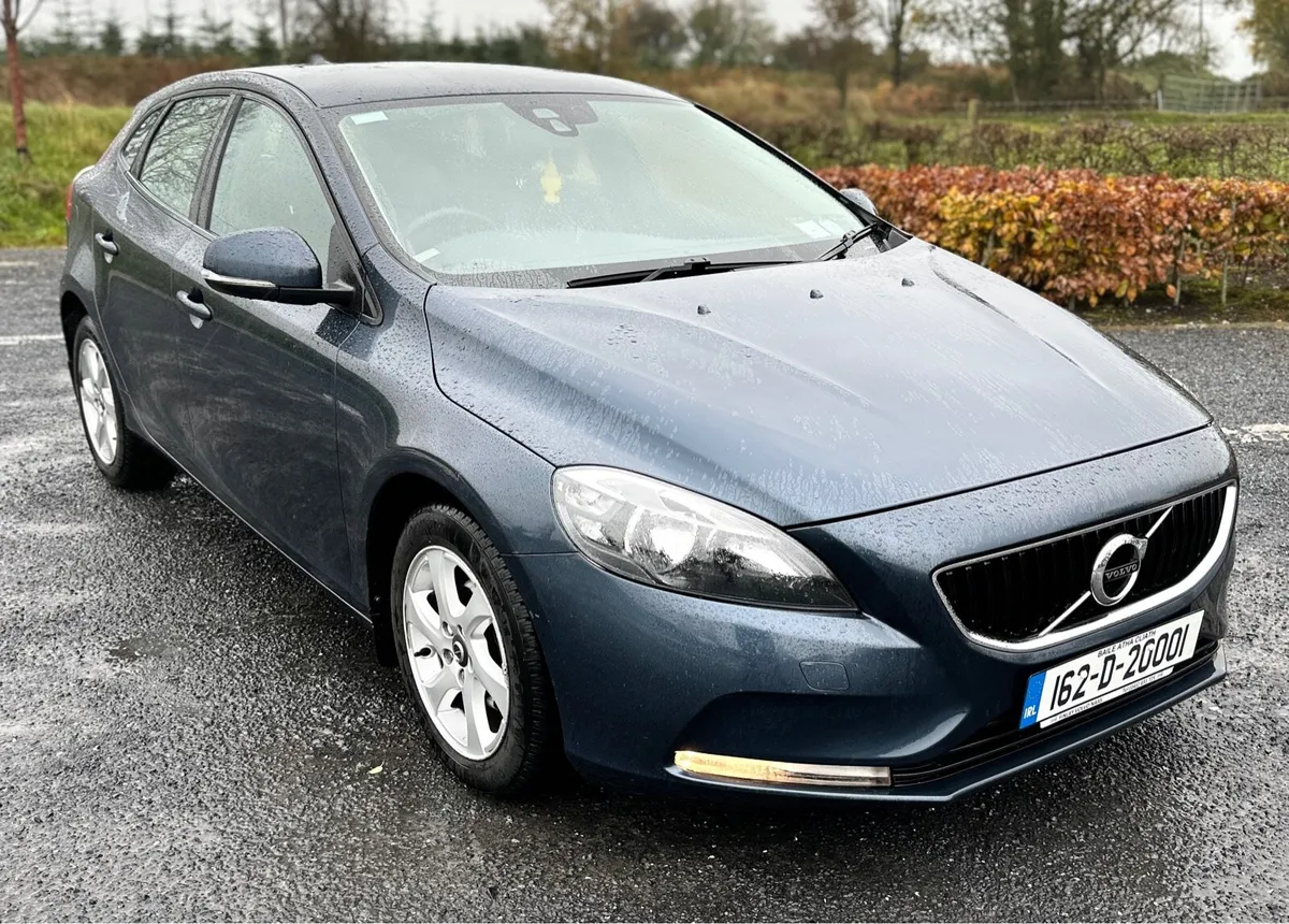 Volvo V40 D2 MOM ED 5DR 2.0D NCT/TAX - Image 1