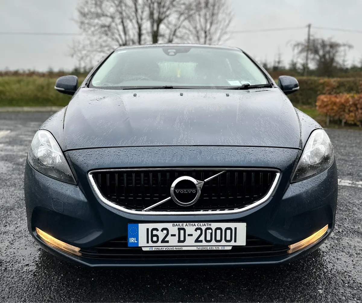 Volvo V40 D2 MOM ED 5DR 2.0D NCT/TAX - Image 2