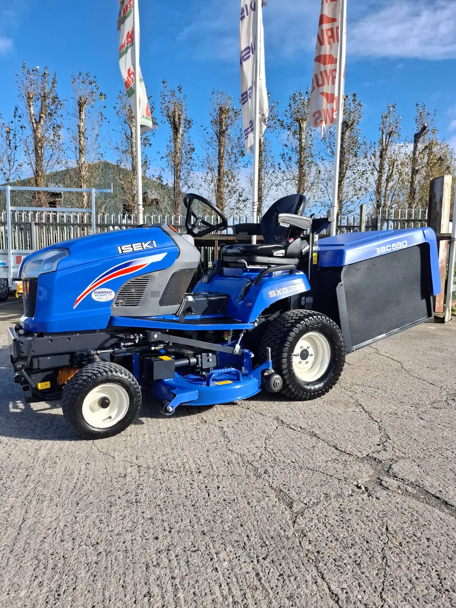 Iseki SXG324 Used Low Dump Mower - Image 4