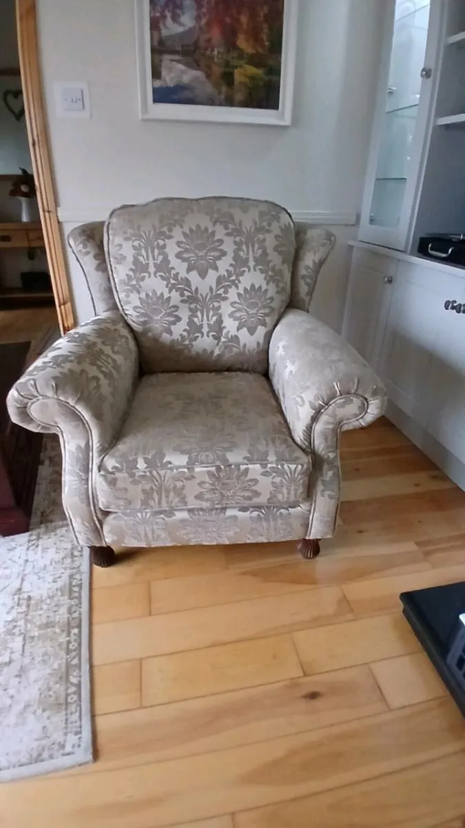 Sitting room suite. - Image 1