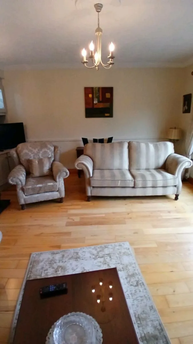 Sitting room suite. - Image 2