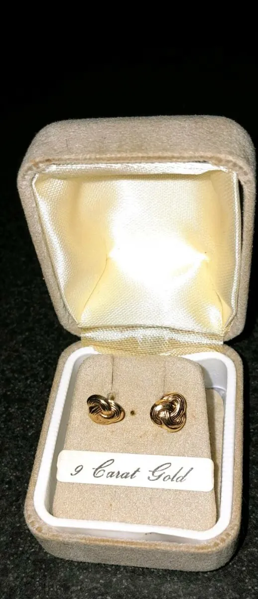 9karat gold knot earrings in box - Image 1