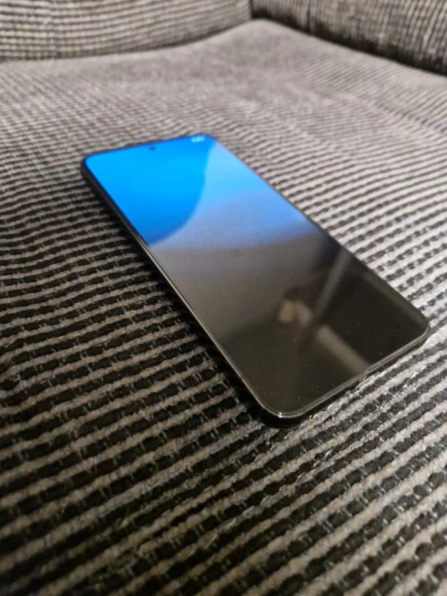 Samsung Galaxy S22 - Image 1