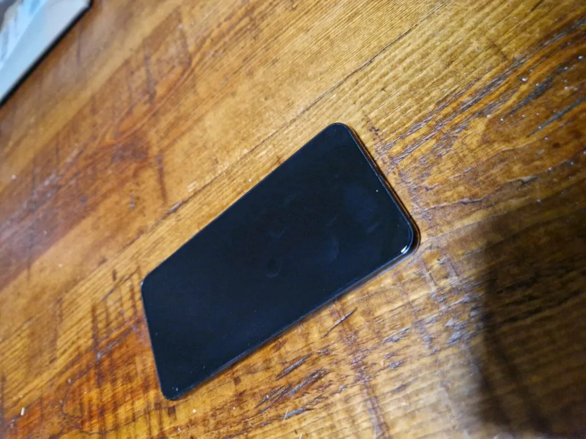 Samsung Galaxy S22 - Image 3