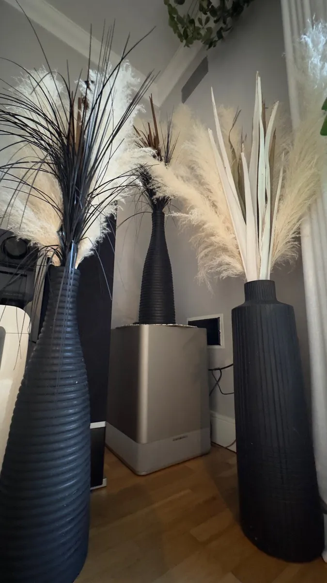 3 Black vases with fluffy pampas - Image 2