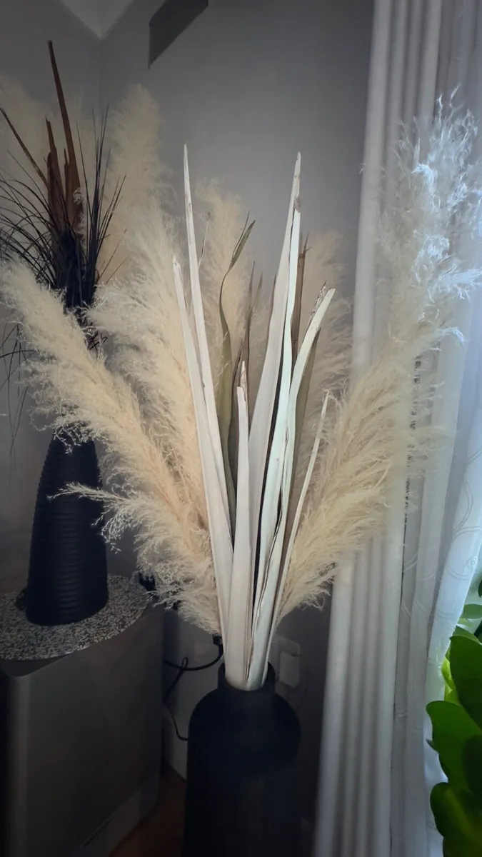 3 Black vases with fluffy pampas - Image 3