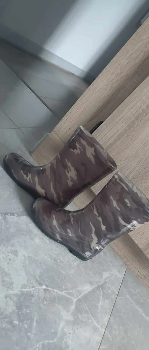 Junior size 13 camouflage style wellies barely wor