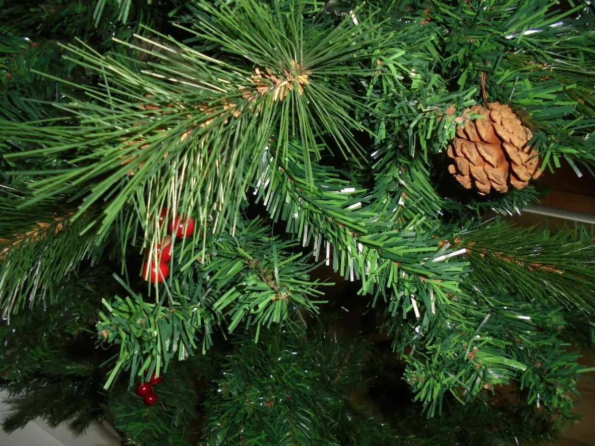 6 ft Christmas tree with decorations - Image 1