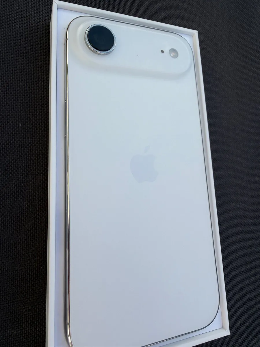 FUll Set: iPhone Air 256GB Cloud White inc acc - Image 1