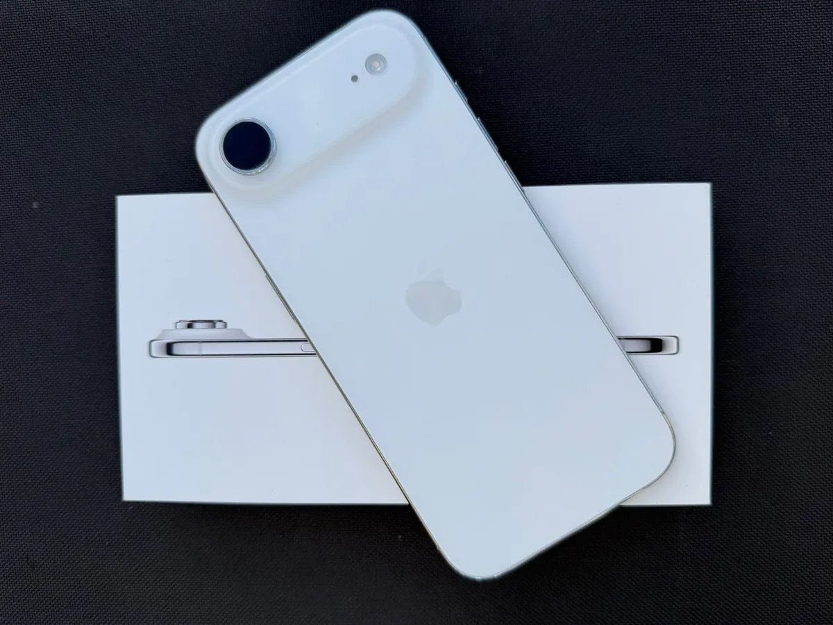 FUll Set: iPhone Air 256GB Cloud White inc acc - Image 2