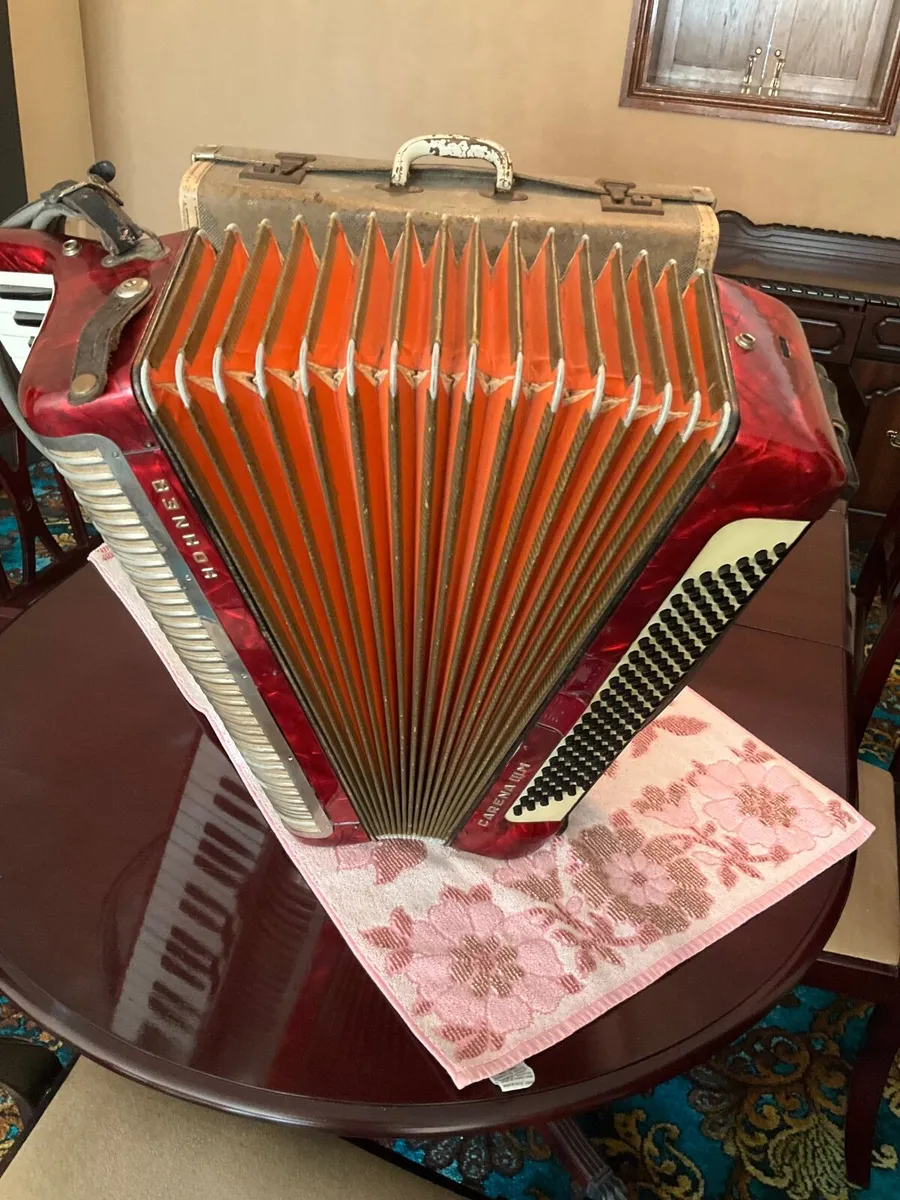 Honer full size 144 bass accordion - Image 3