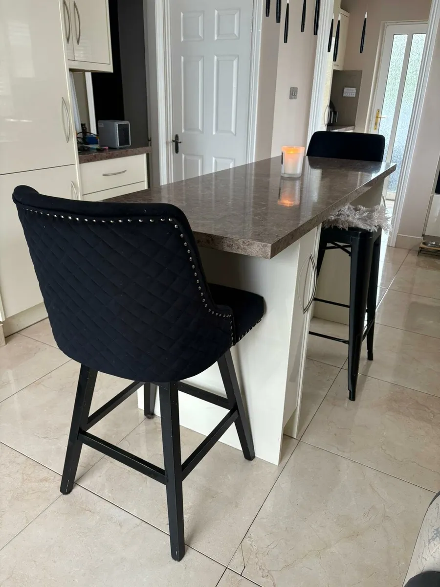 Kitchen Island & chairs - Image 1