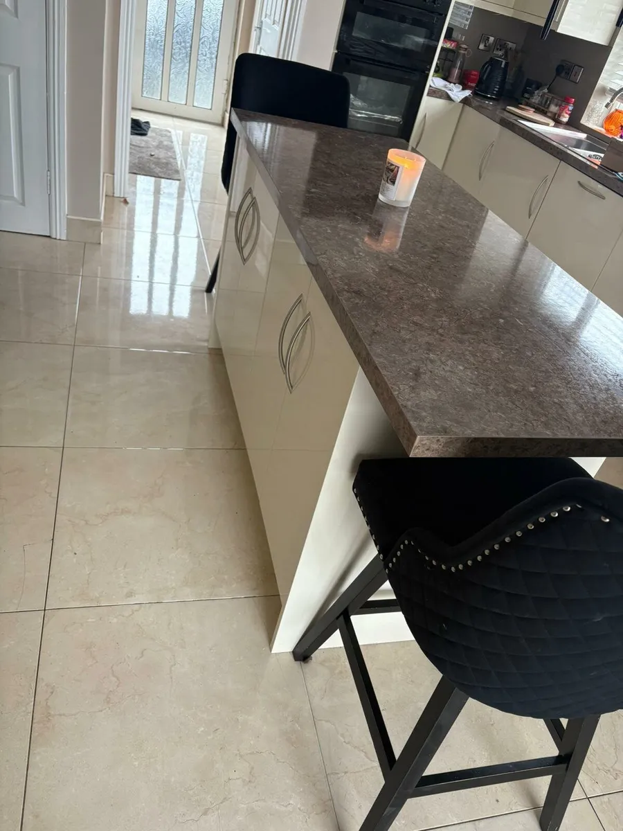 Kitchen Island & chairs - Image 3