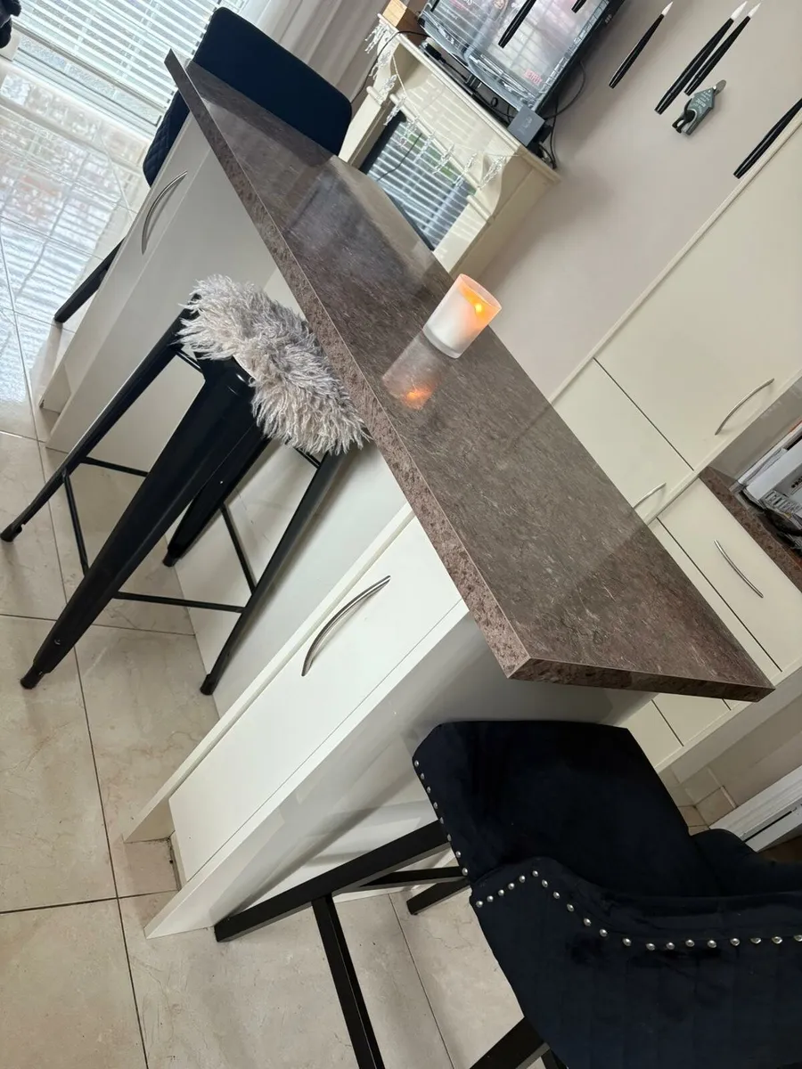 Kitchen Island & chairs - Image 4