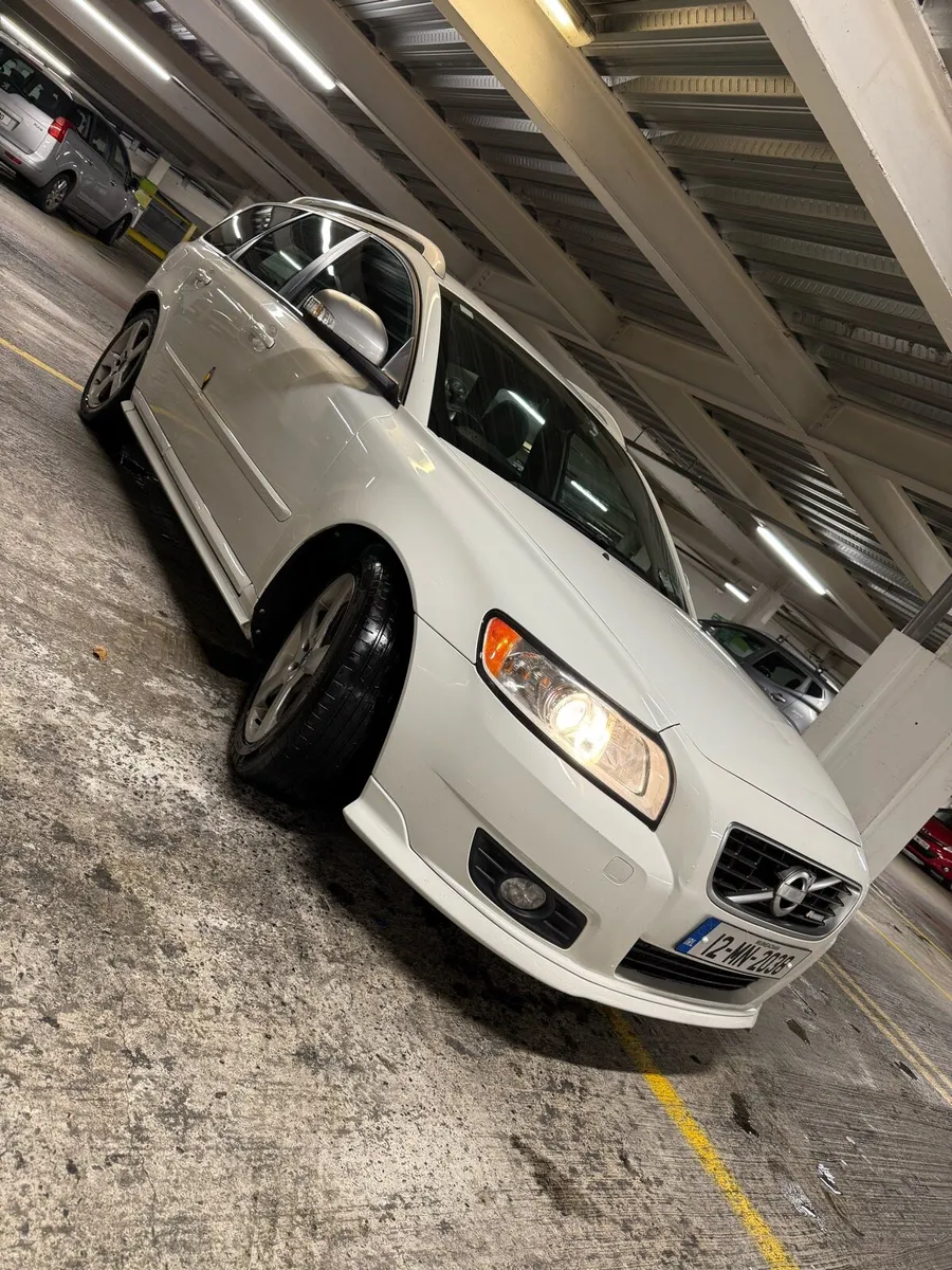 Volvo v50 and Nissan Qashqi - Image 1