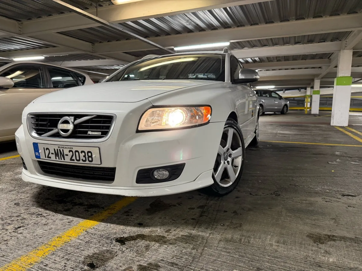Volvo v50 and Nissan Qashqi - Image 2