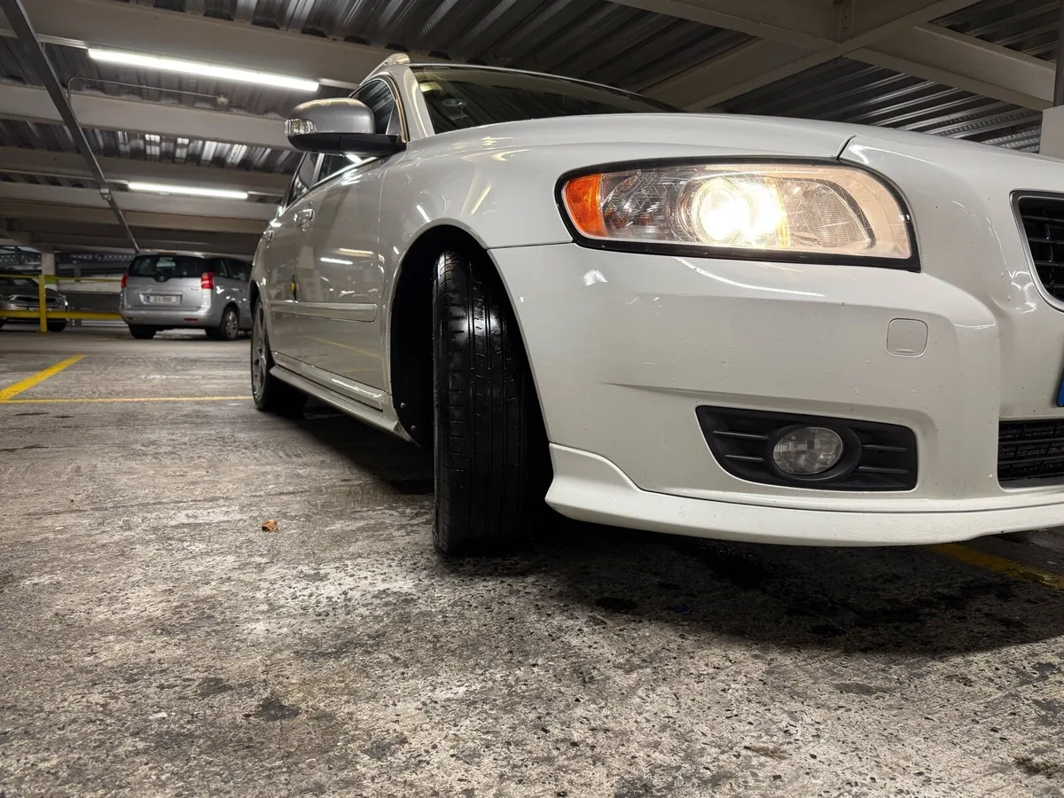 Volvo v50 and Nissan Qashqi - Image 3