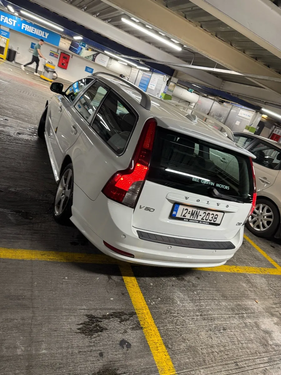 Volvo v50 and Nissan Qashqi - Image 4