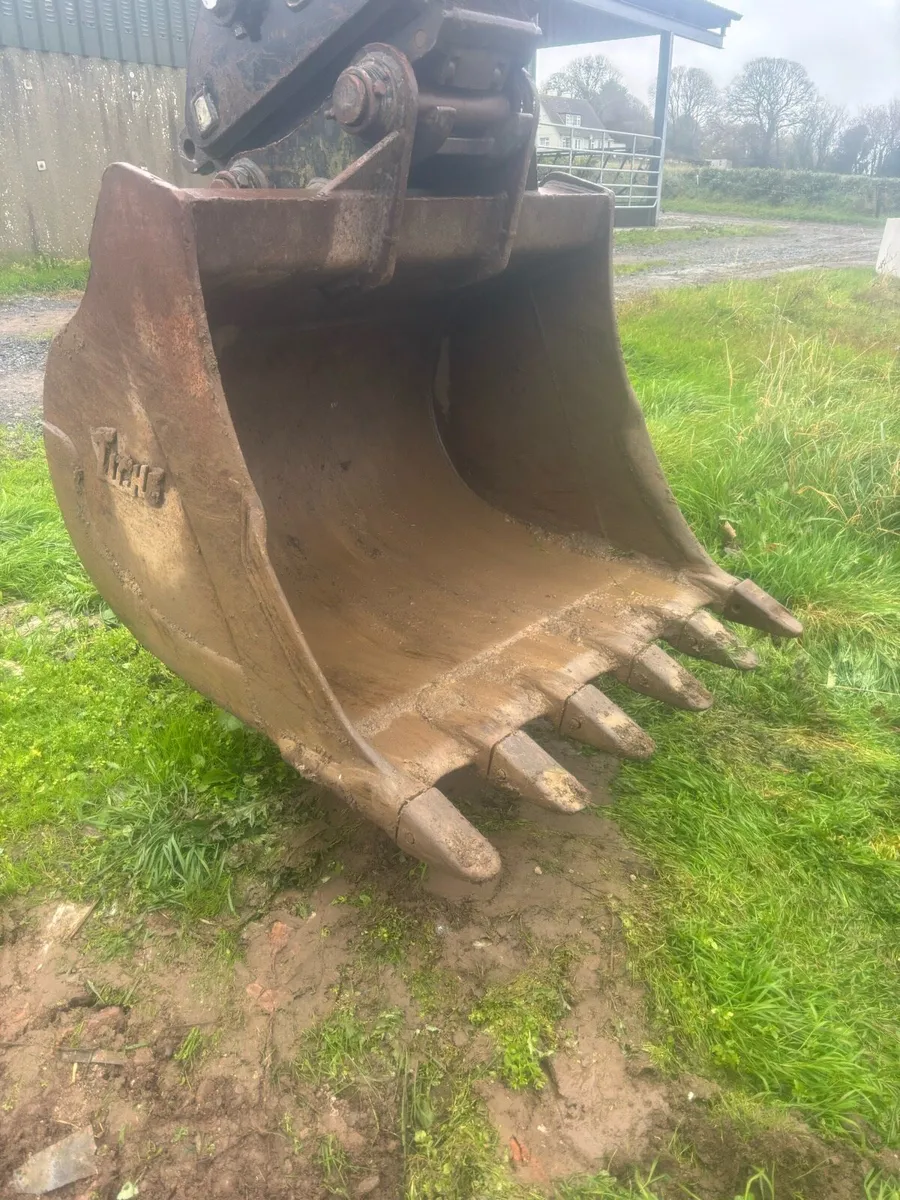 Digger buckets and pallet forks - Image 1