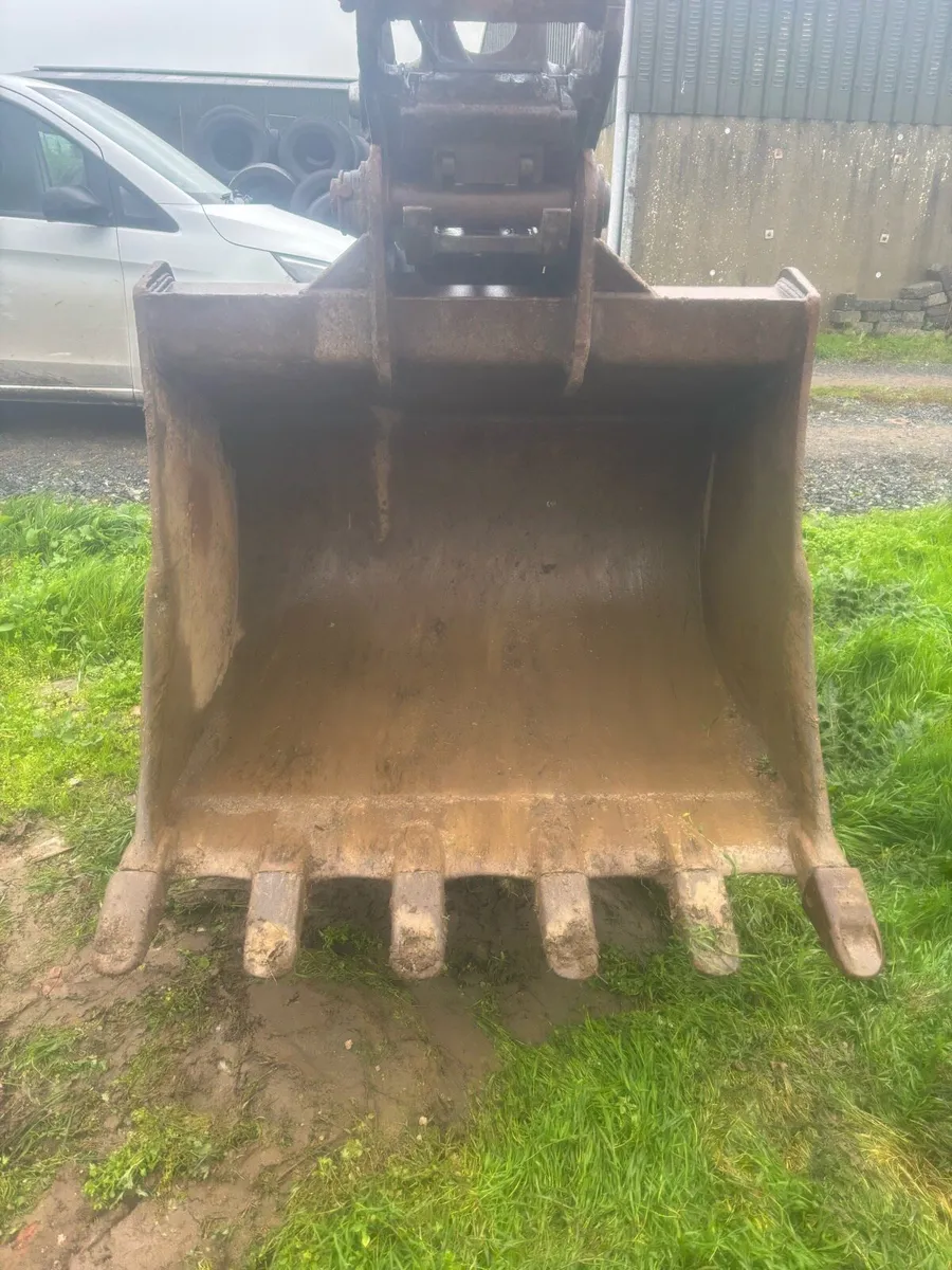 Digger buckets and pallet forks - Image 2