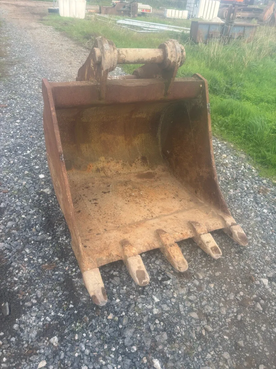 Digger buckets and pallet forks - Image 3