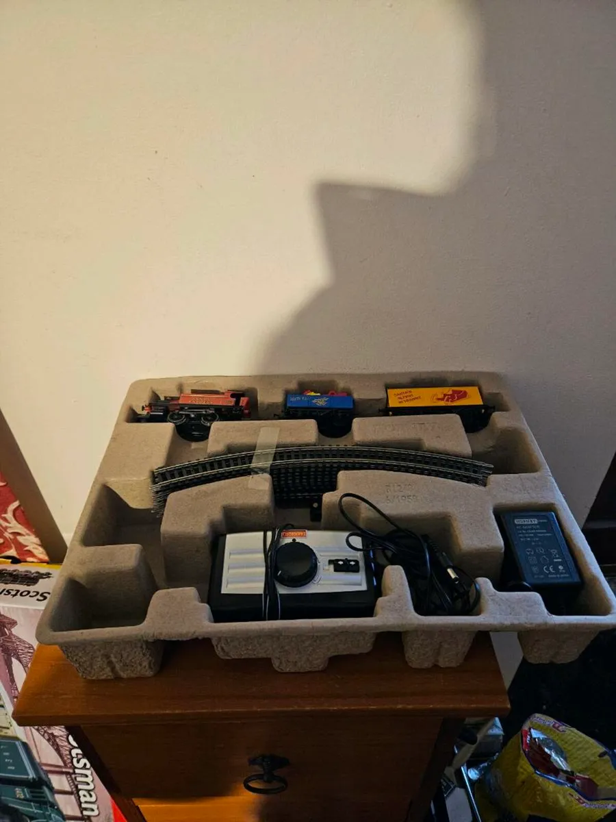 Hornby OO Gauge Santa's Express Train Set - Image 2