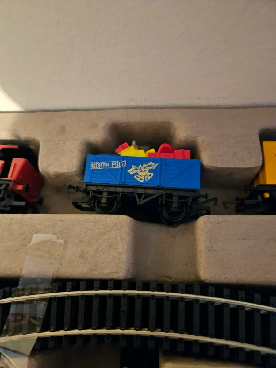 Hornby OO Gauge Santa's Express Train Set - Image 4