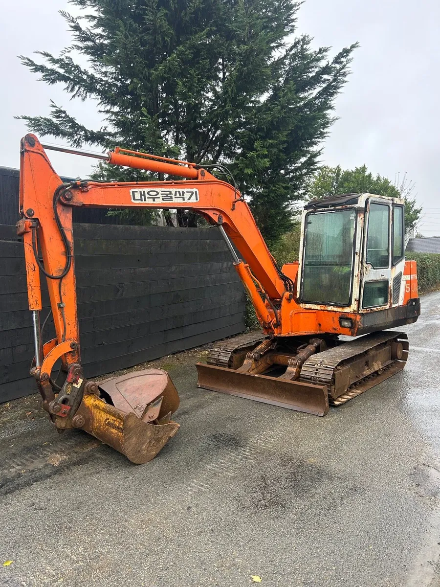 Daewoo 5.5 ton mini digger for sale - Image 1