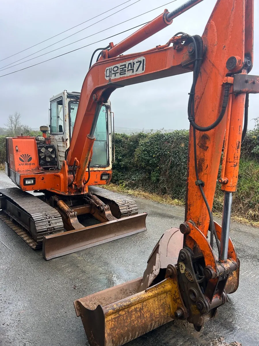 Daewoo 5.5 ton mini digger for sale - Image 2