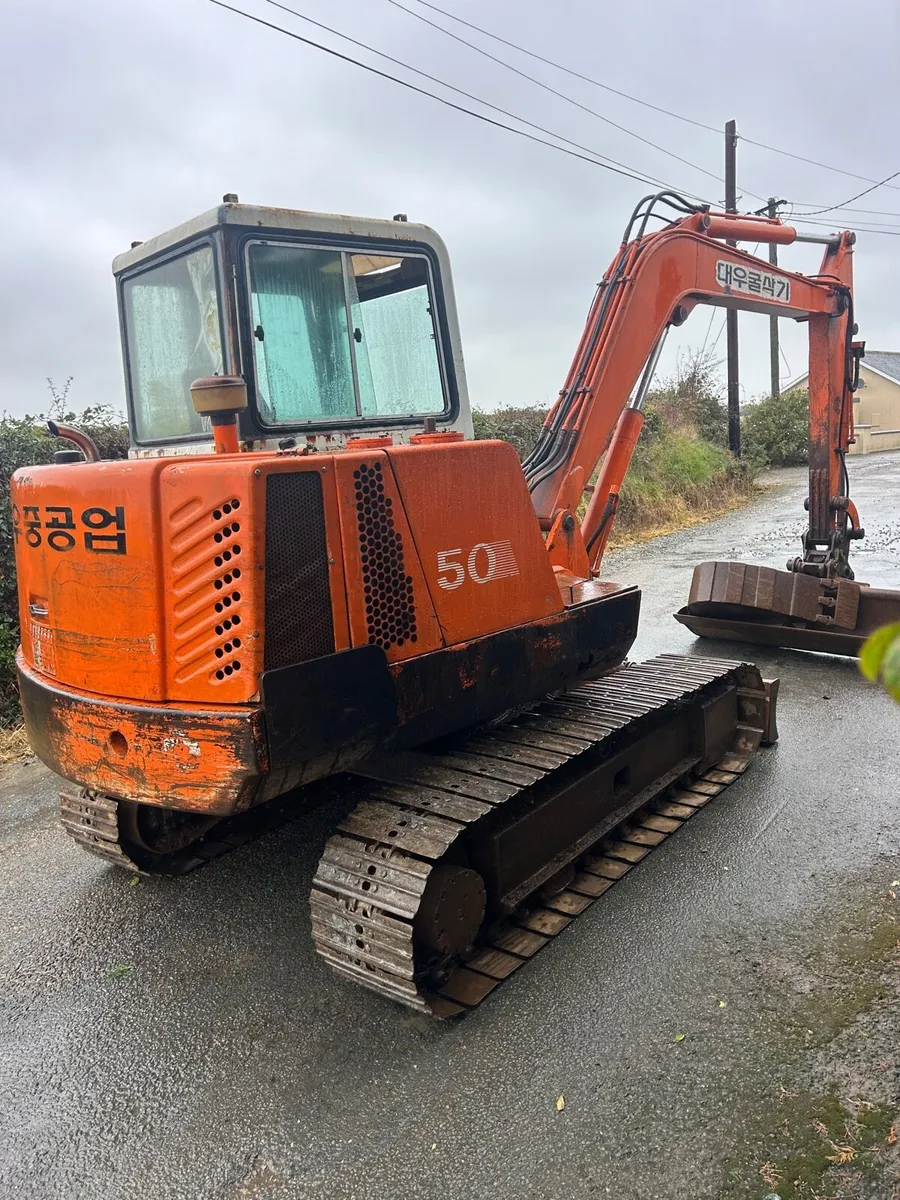 Daewoo 5.5 ton mini digger for sale - Image 3