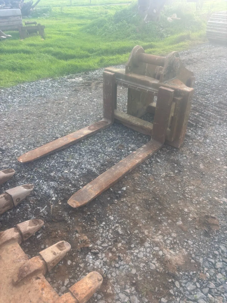 Digger buckets and pallet forks - Image 4