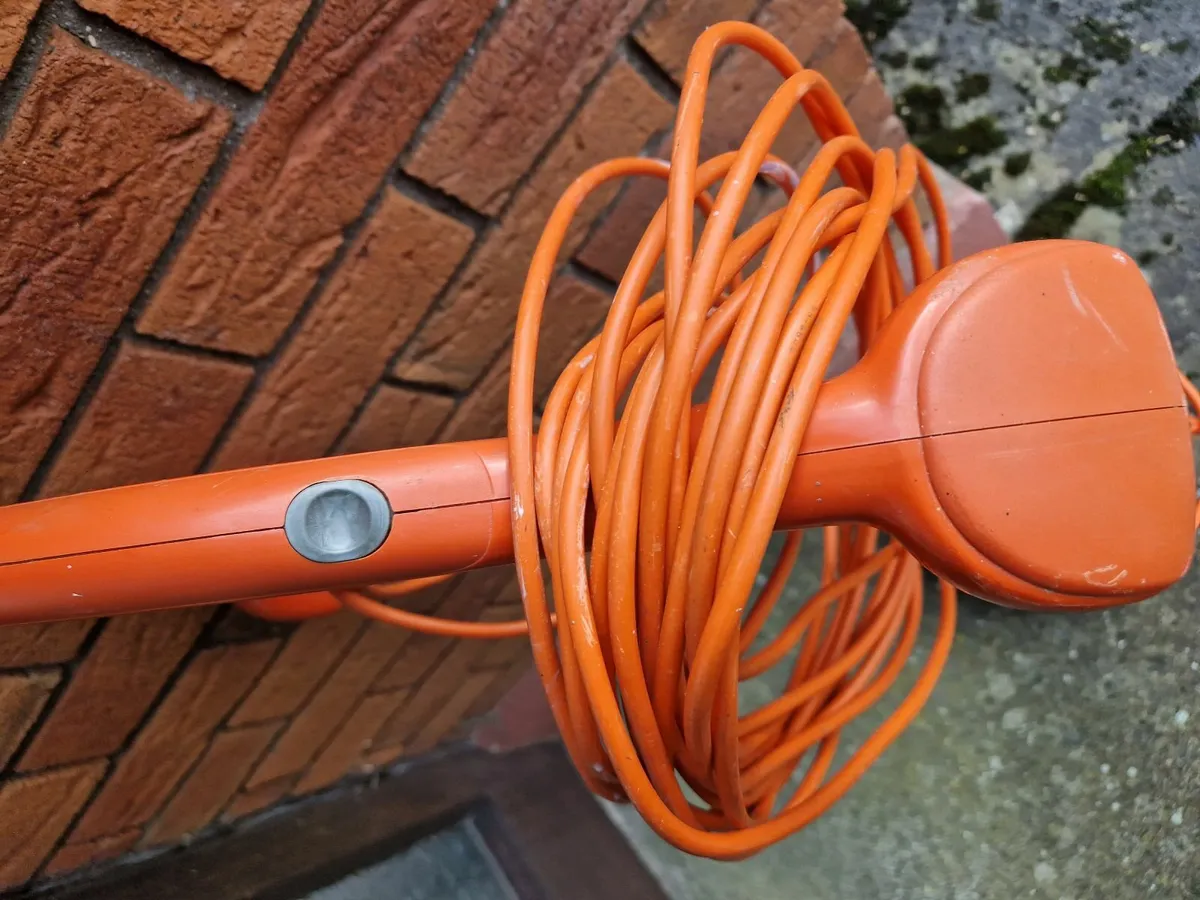 FLYMO Revolution 2500 Auto Feed Electric Strimmer - Image 4