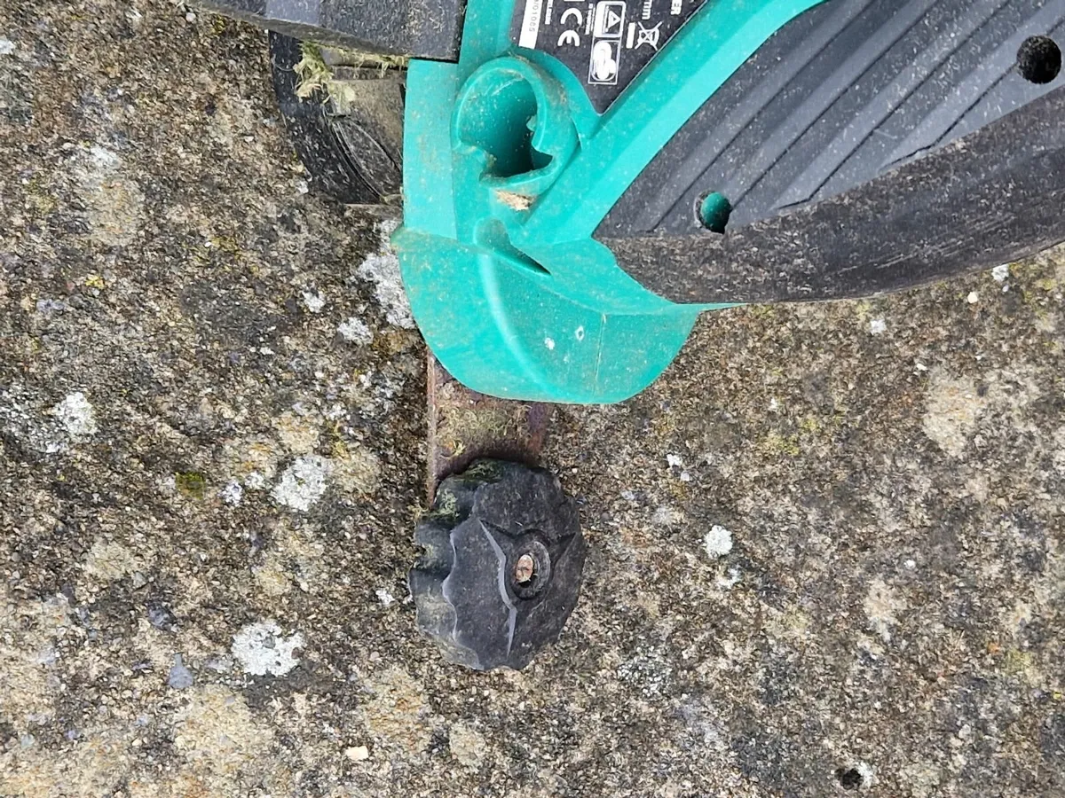 FERREX XYZ582 Lawn Strimmer 450W Excellent conditi - Image 2