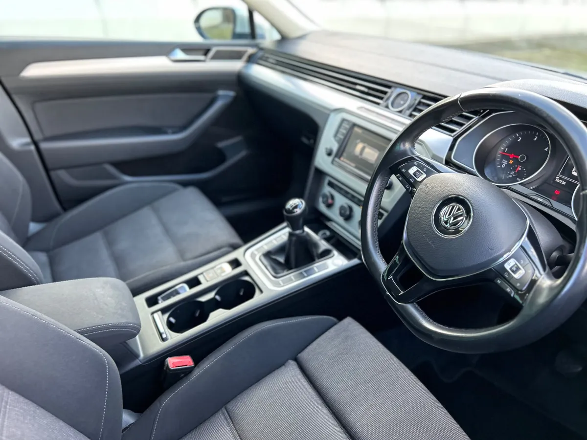 Volkswagen Passat 2016 - Image 3