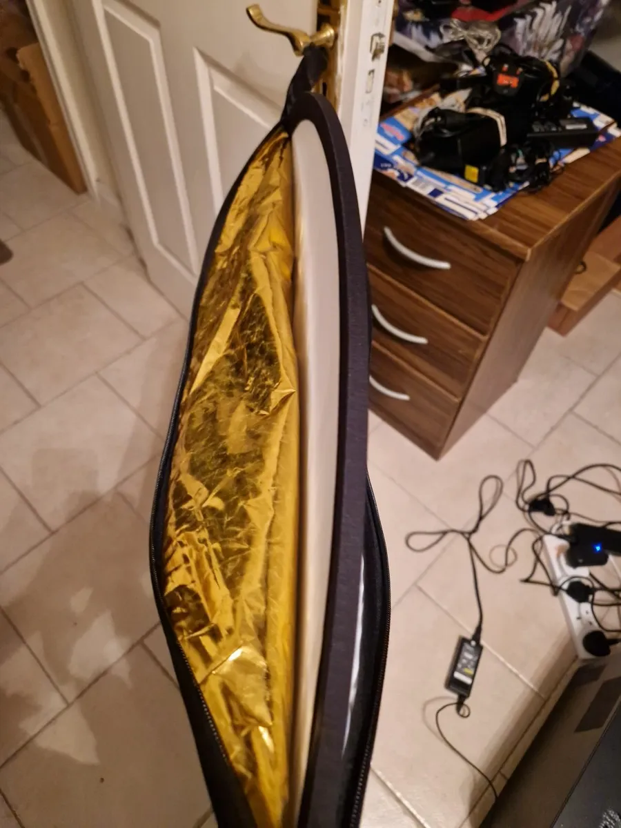 NEEWER, 2 Photography Tripods and feet and 5ft cir - Image 3