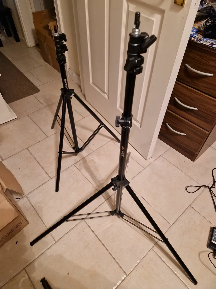 NEEWER, 2 Photography Tripods and feet and 5ft cir - Image 1