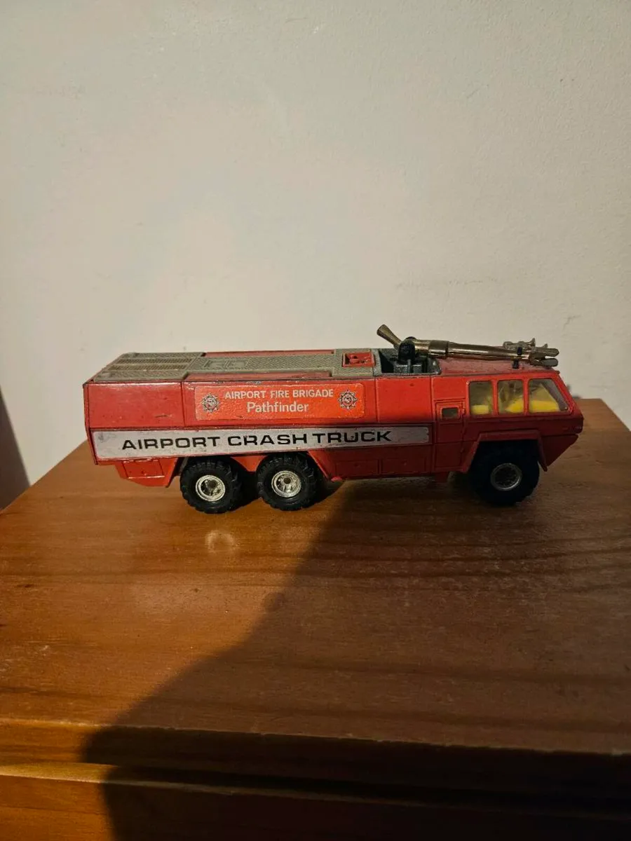 Corgi 1970's Airport Fire Engine - Image 3