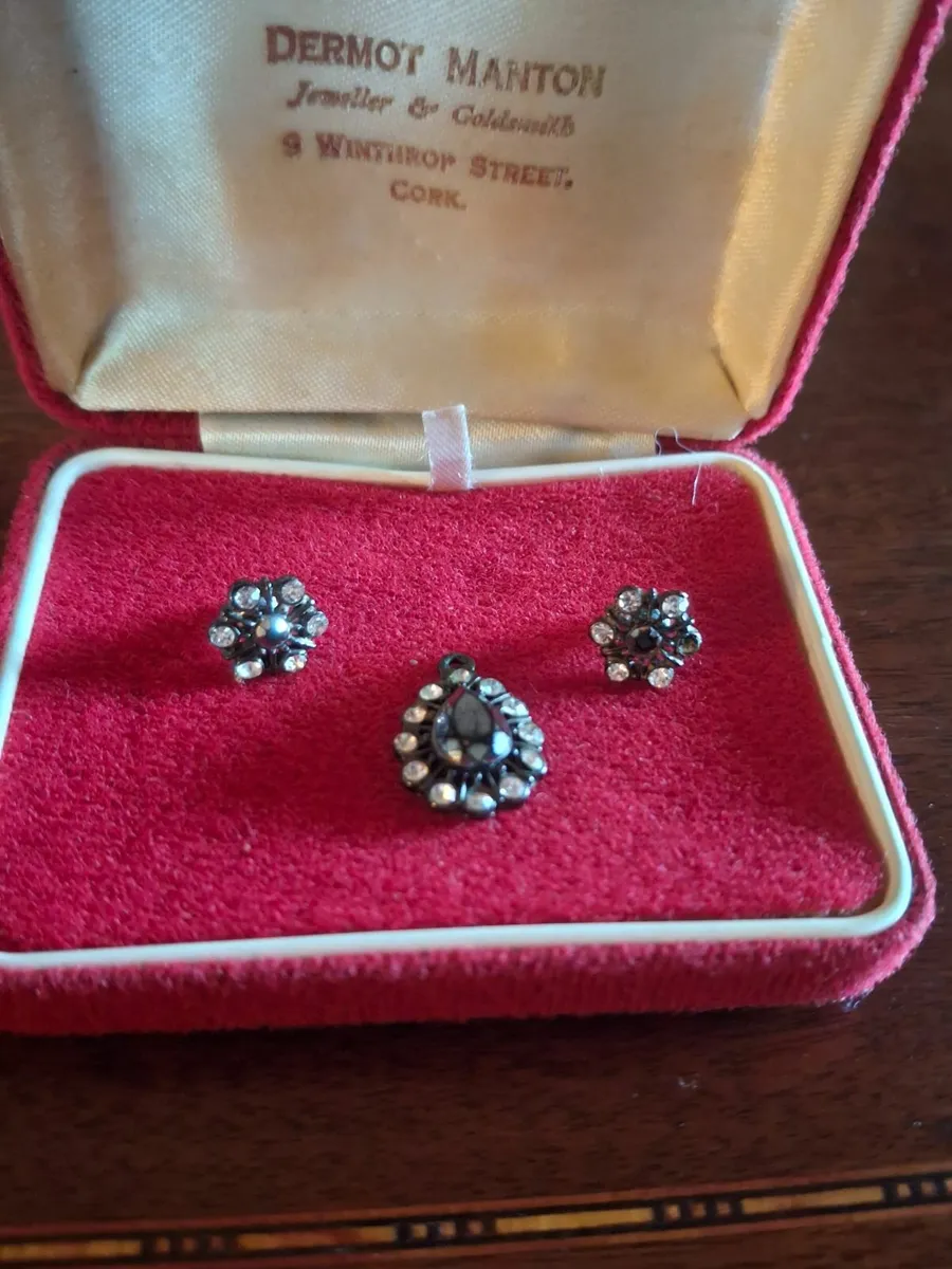 Eye-catching vintage set. - Image 4