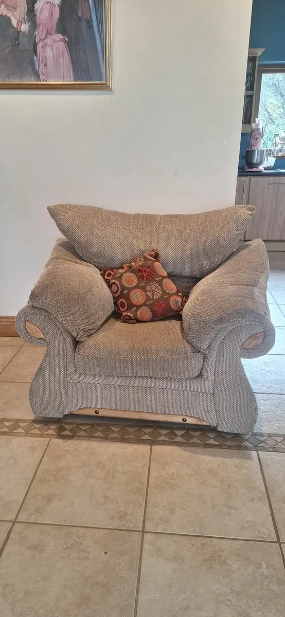 FREE 1x couch & 2 armchairs - Image 3