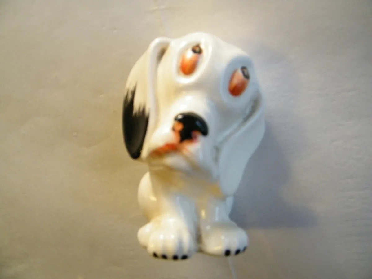 Crown Devon Desmond sad dog. - Image 1