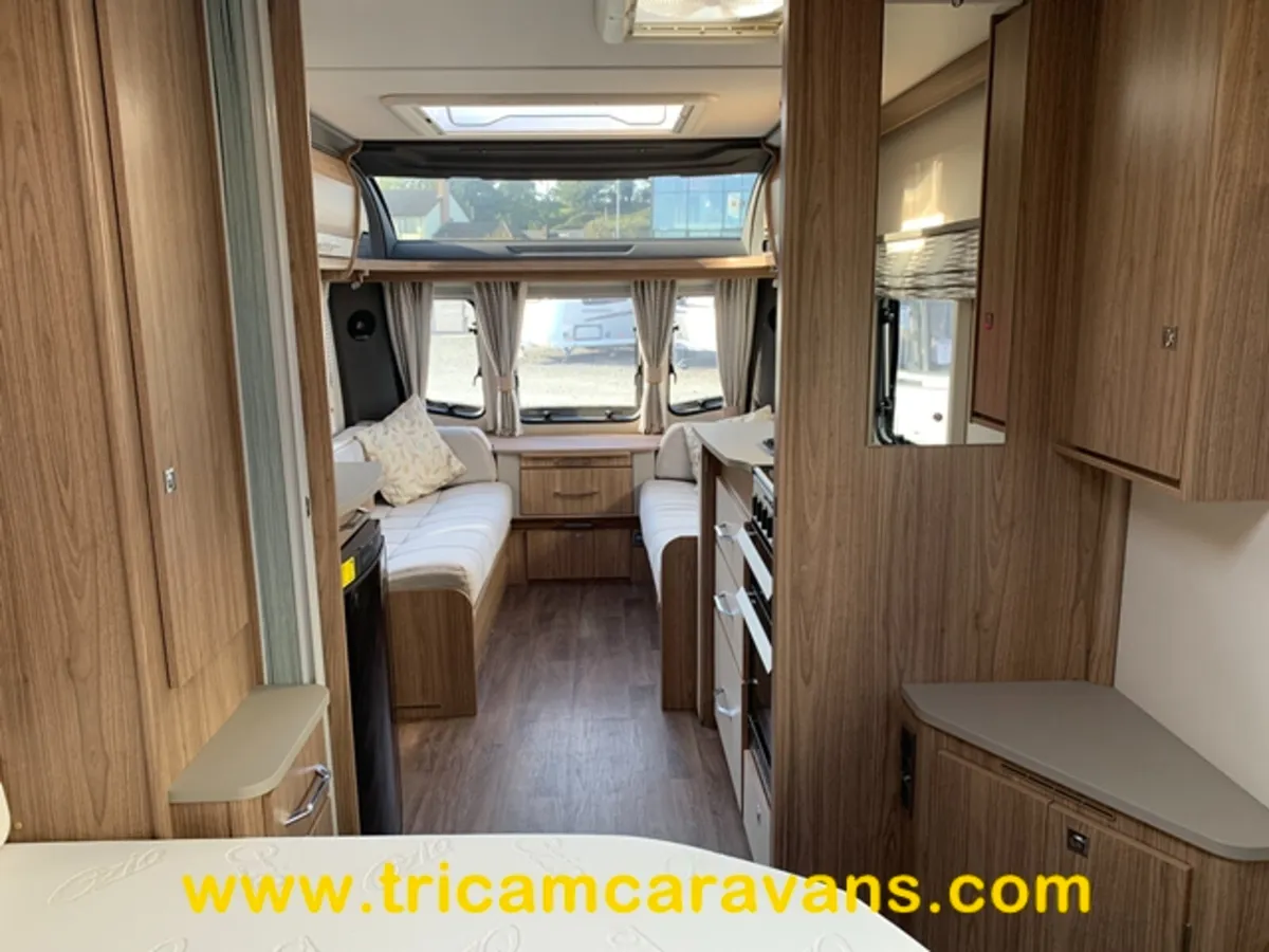 2018 Coachman VIP 575/4, Transverse Island Bed - Image 2