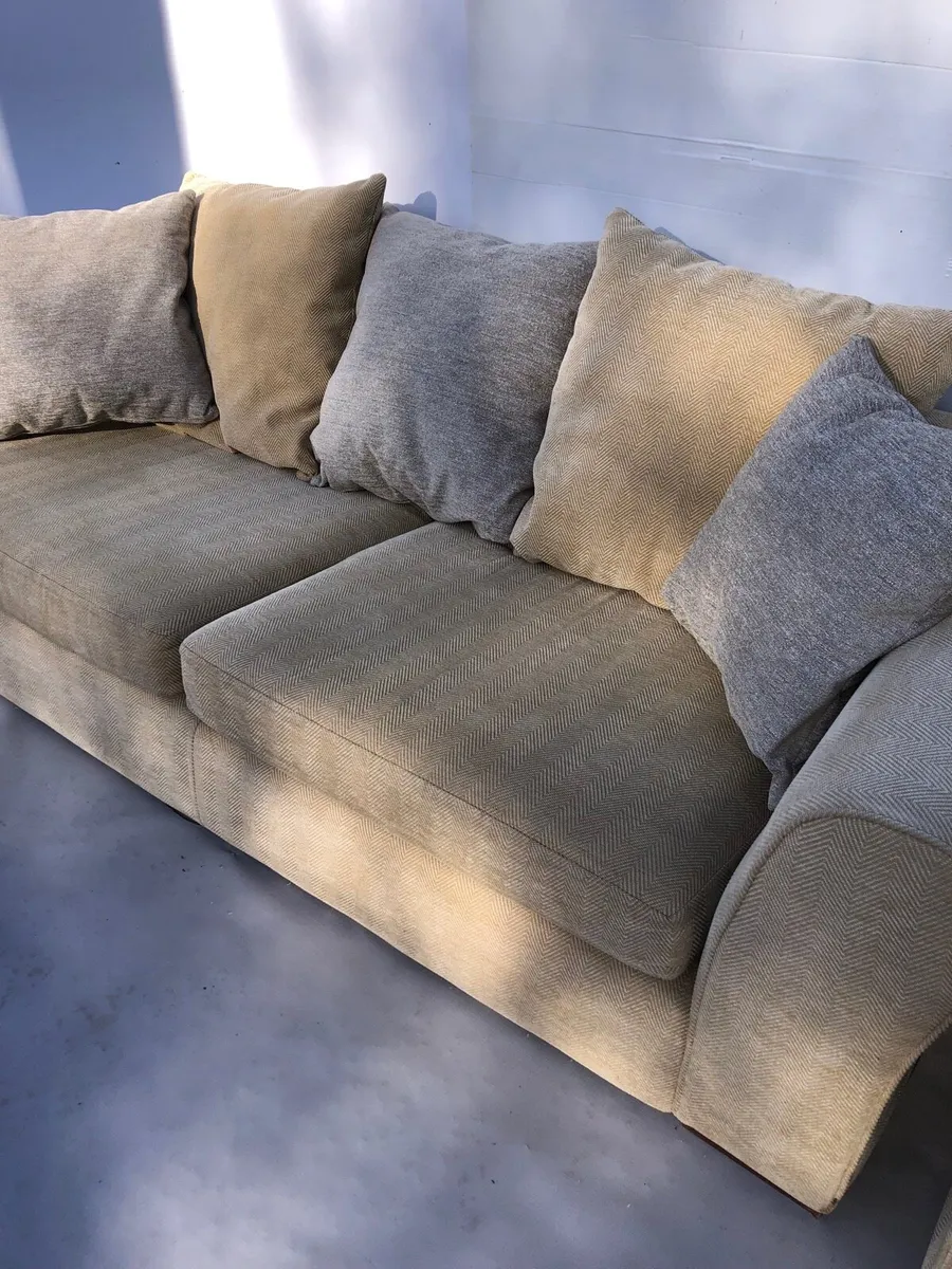 311. Suite. - Image 1