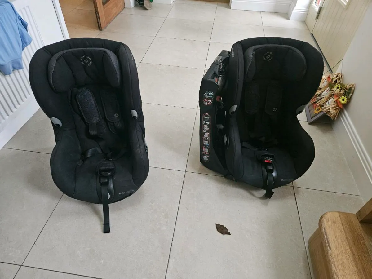 Swivel maxi cosy child car seats