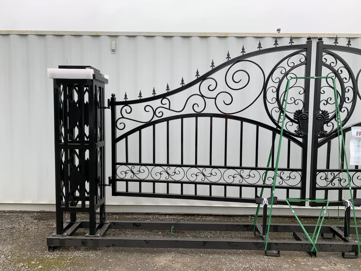 UNRESERVED 20FT STEEL GATE & PILLARS FOR AUCTION - Image 3