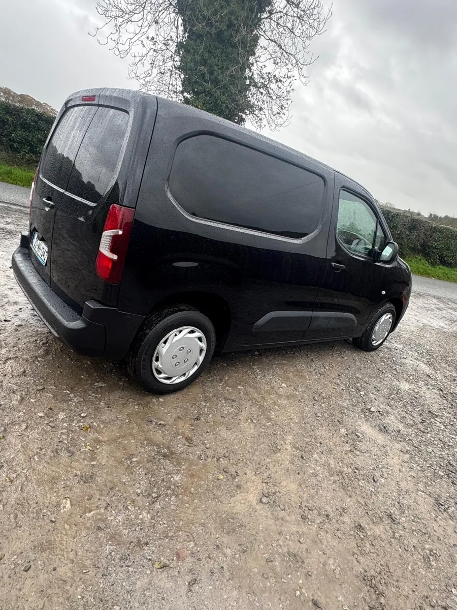 Commercial van - Image 2