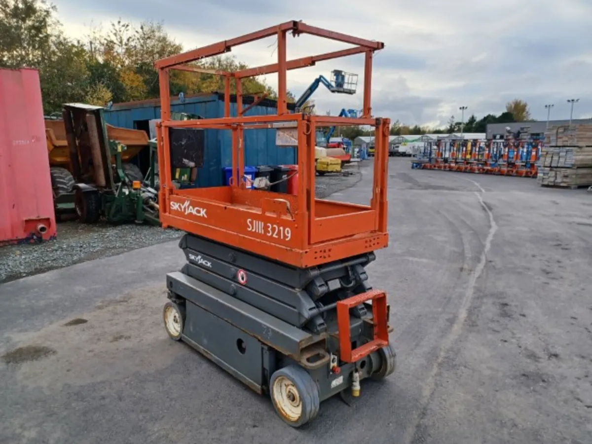 Skyjack SJ111-3219 Scissor Lift For Auction - Image 2