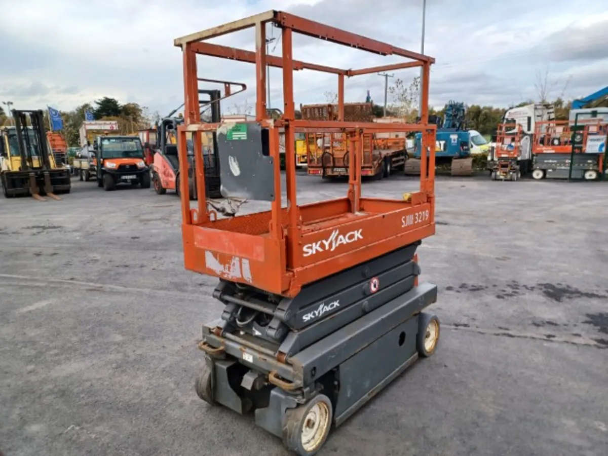 Skyjack SJ111-3219 Scissor Lift For Auction - Image 3