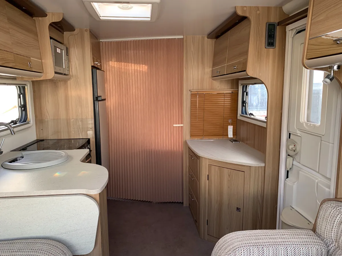 2017 Bailey Unicorn Barcelona, Twin Axle, Fixd Bed - Image 4